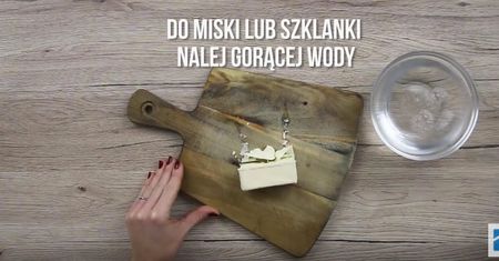 Wyciągnęła kostkę masła, wlała do miseczki gorącą wodę i... Koniec problemów  z twardym masłem!