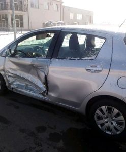 Drzwi samochodu były przyklejone taśmą. Policjantom tłumaczyła, że takie auto kupiła