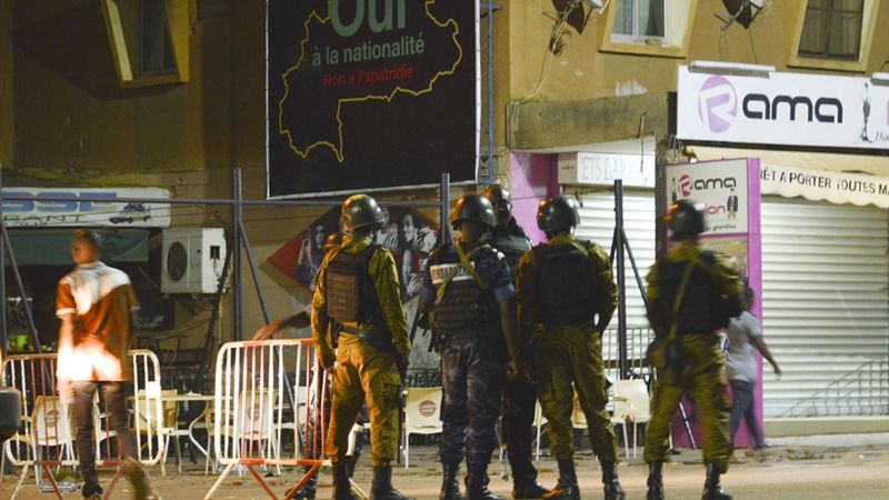 Siły bezpieczeństwa w pobliżu restauracji Istanbul w centrum Wagadugu