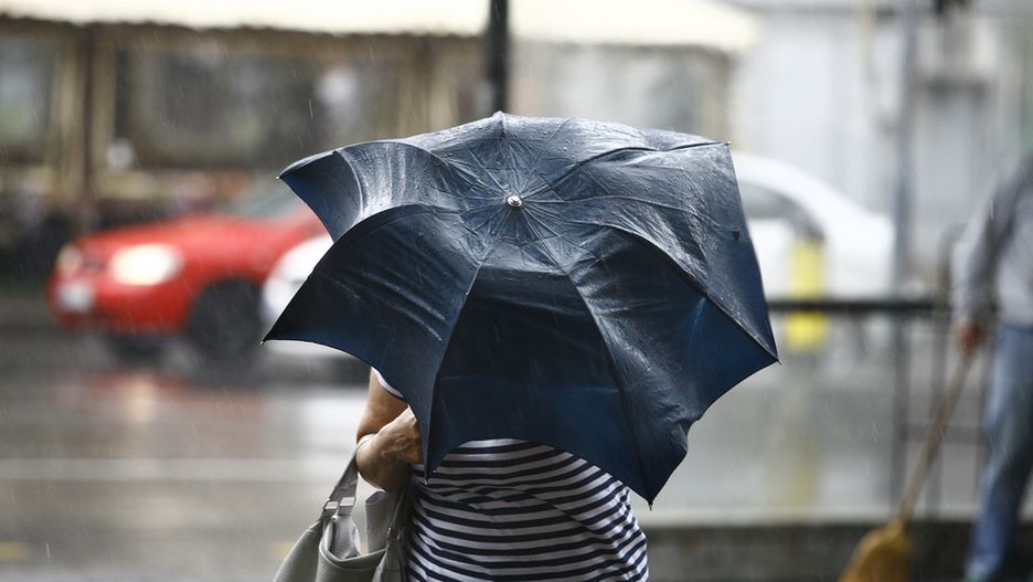 W dzień zachmurzenie duże z większymi przejaśnieniami. Miejscami słabe przelotne opady deszczu