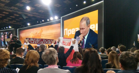 Biało-czerwona flaga w tłumie dziennikarzy. Polacy chcą zwrócić uwagę Putina