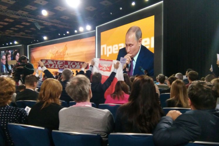 Polscy dziennikarze przynieśli biało-czerwoną flagę na konferencję z Putinem