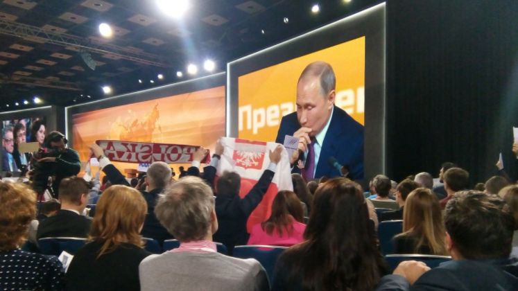 Polscy dziennikarze przynieśli biało-czerwoną flagę na konferencję z Putinem