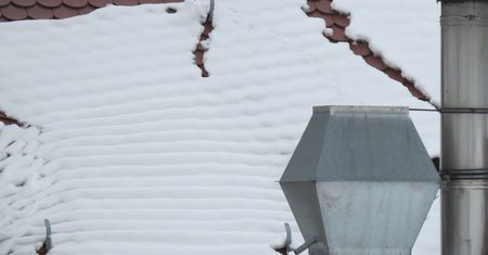 Mandat za zaspy. Czy musimy odśnieżać dachy i balkony?