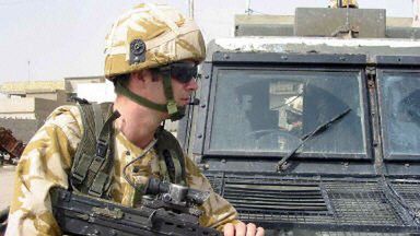 Żołnierz brytyjskiego patrolu w Basrze