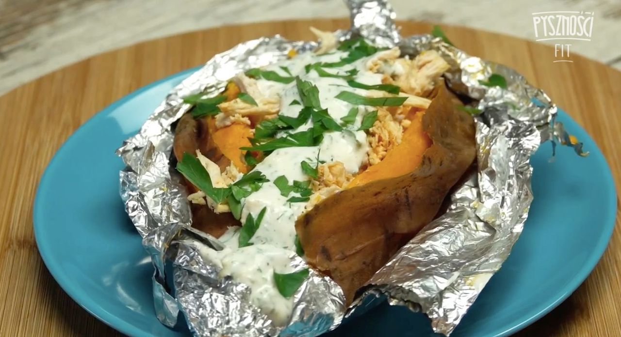 Pieczony batat z kurczakiem i sosem jogurtowym