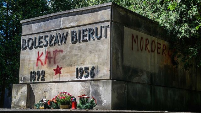 Zdewastowany grób Bolesława Bieruta na warszawskich Powązkach Wojskowych