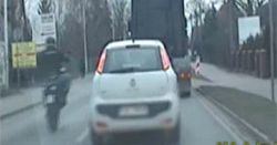 Motocyklista wyprzedzał na jednym kole