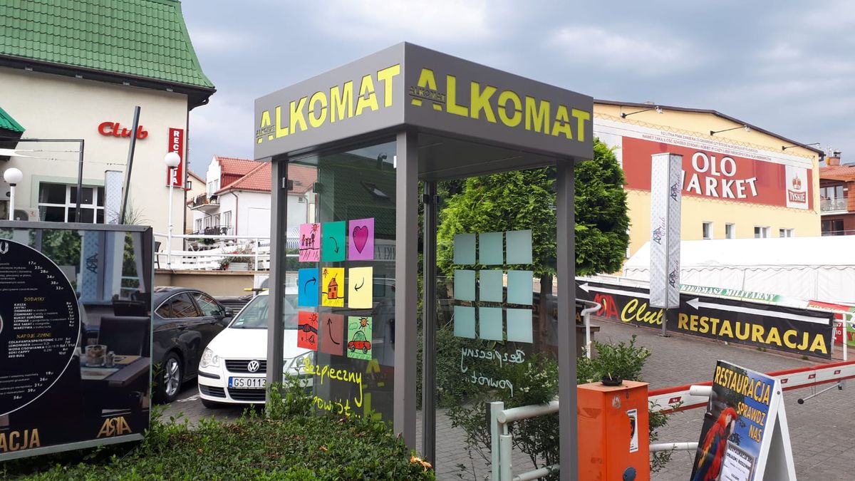 Alkostacje już po raz drugi pojawiły się tego lata w kurortach nad polskim morzem