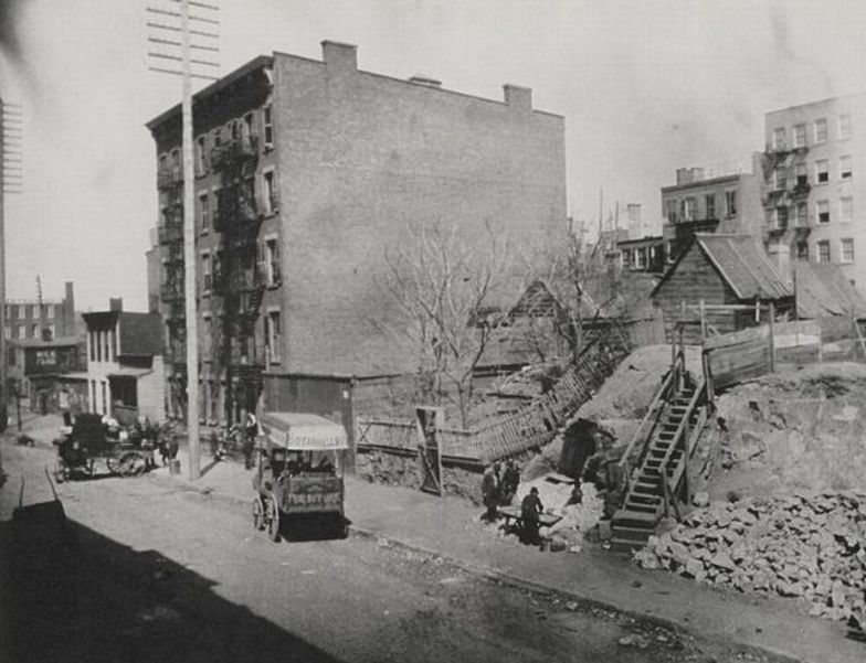 Szacuje się, że w 1865 r., gdy nowojorska populacja liczyła niespełna milion osób, w mieście było około 15 tysięcy takich budynków, wynajmowanych przez najuboższych