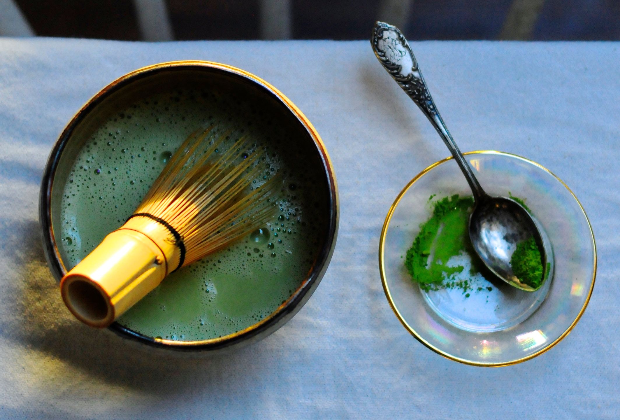 Matcha latte to zdrowsza alternatywa dla kawy. Doda energii na długie godziny i wyśmienicie smakuje.