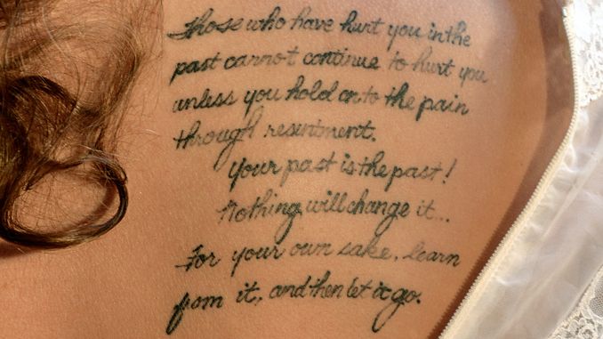 Pomysły cytatów na tatuaż można czerpać z muzyki, literatury, a także ludowych porzekadeł.