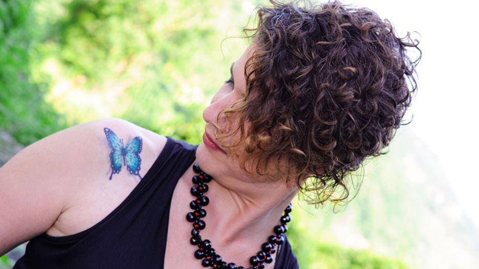 Tatuaż motyl to piękny symbol, który może być trwałą ozdobą kobiecego ciała