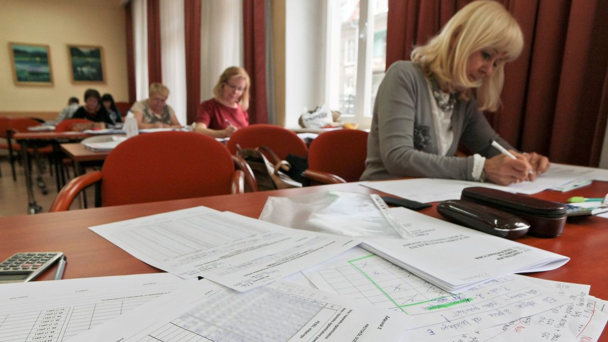 Wyniki matur 2019 - kiedy zostaną ogłoszone i gdzie? Na zdj. egzaminatorzy sprawdzają prace maturalne w sali WOM w Gorzowie Wielkopolskim (2015 r.)