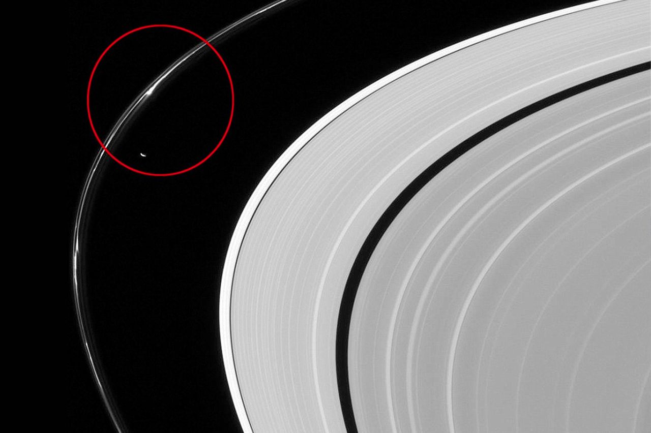 Potężne siły wpływają na Saturna