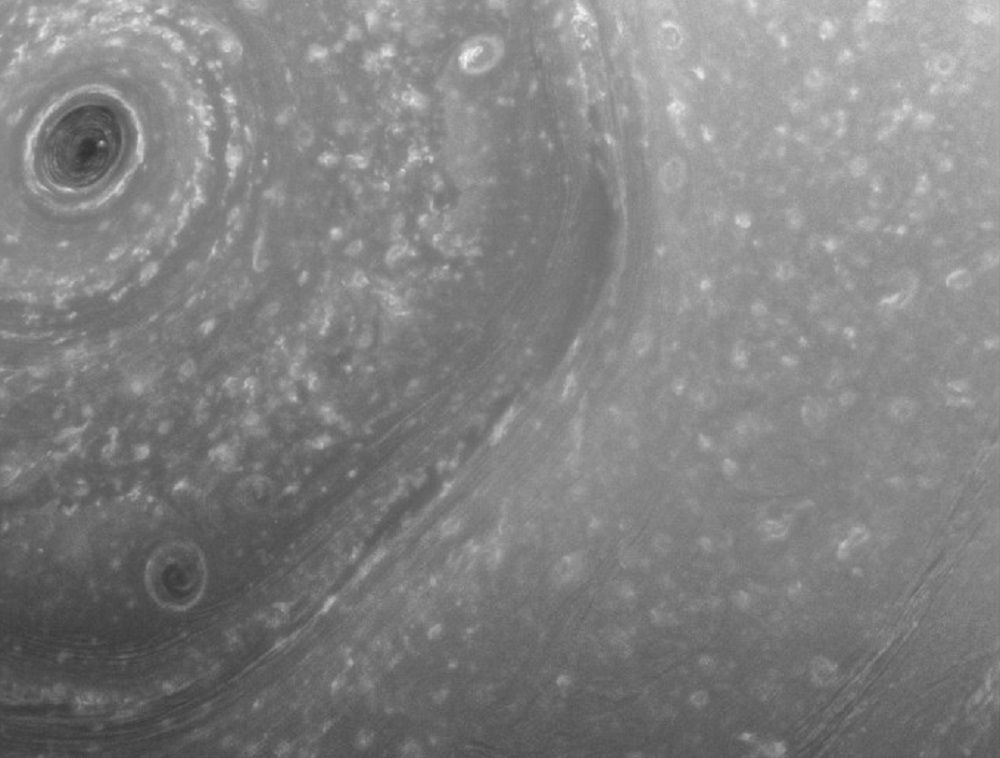 Gigantyczna polarna burza w kształcie sześciokąta na powierzchni Saturna