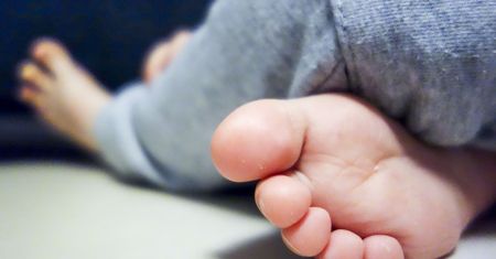 Warszawa. Tajemnicza śmierć dwojga niemowląt w jednej rodzinie. "Mamy dowody przeciw ojcu"