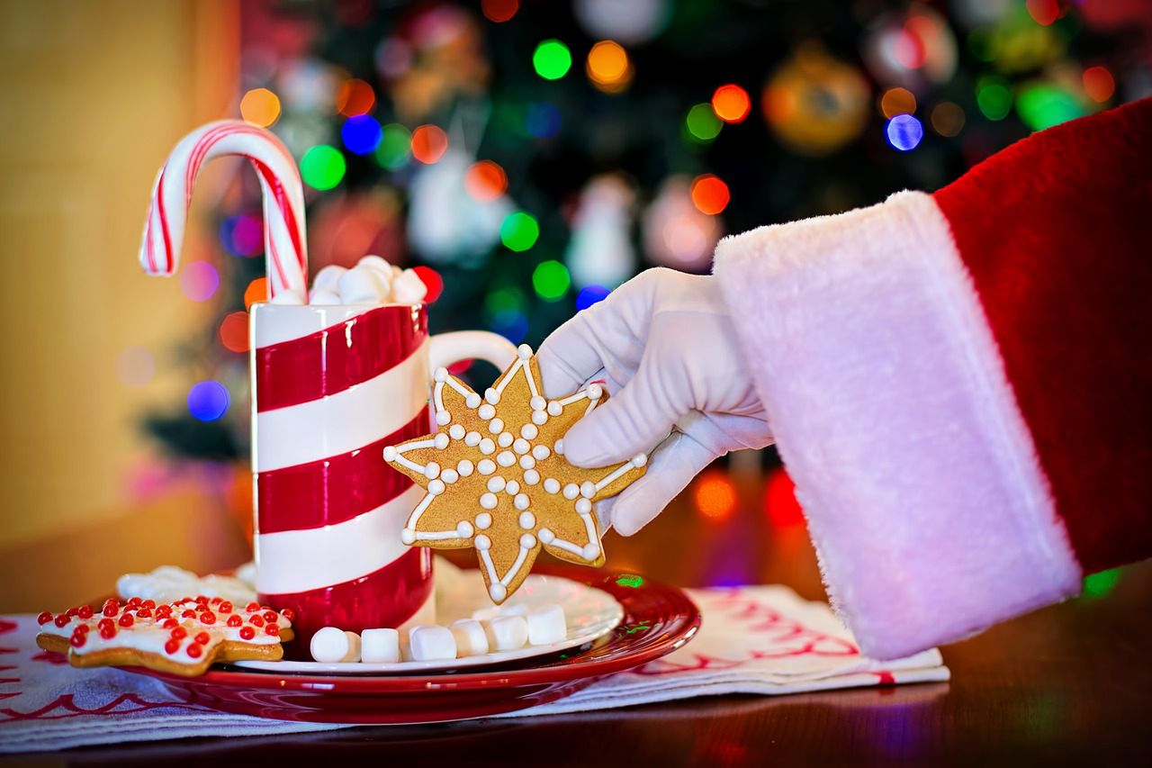 Cudowne ciasteczka z motywem świętego Mikołaja od pierwszej chwili skradną Twoje serce. Maluchy również będą zachwycone