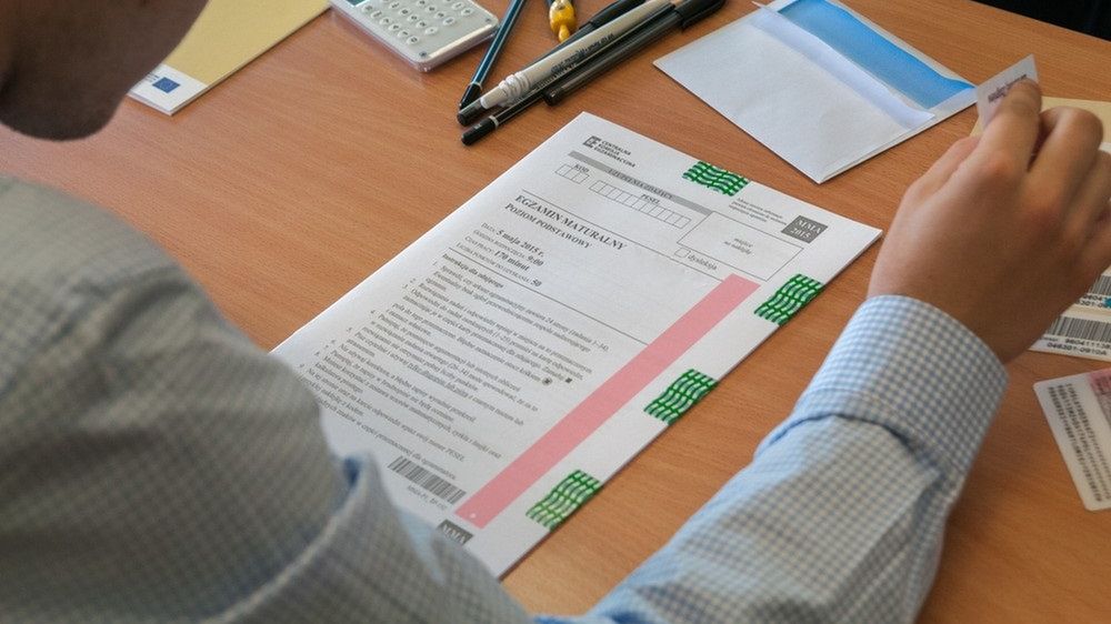 Po zejściu z ceny przez wojsko, MEN zapłaci za druki matur o 40 mln zł mniej w ciągu dwóch lat.