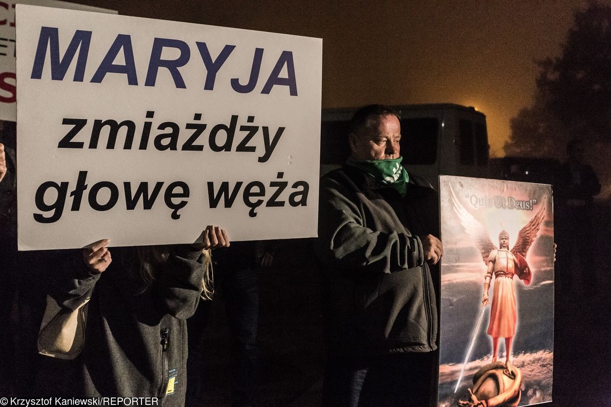 "Klątwa" jedzie do Słupska. Wierzący zapowiadają protest czterech tysięcy osób z różańcami