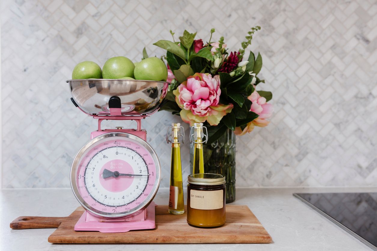 Arrangement of kitchen objects on a counter top 