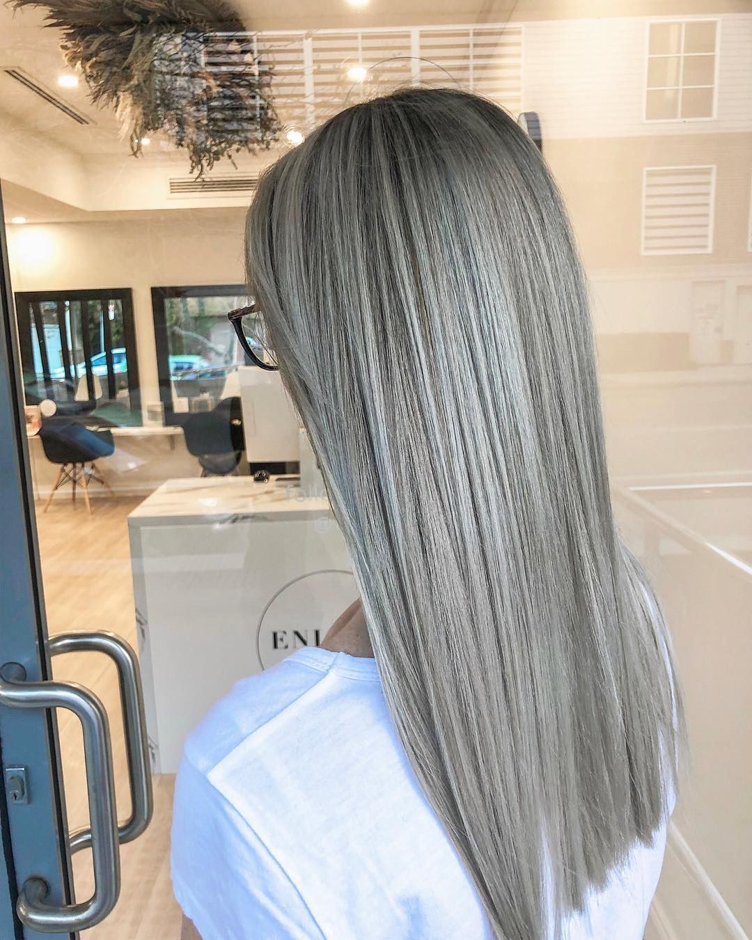 Popielaty blond to zimny odcień blondu 