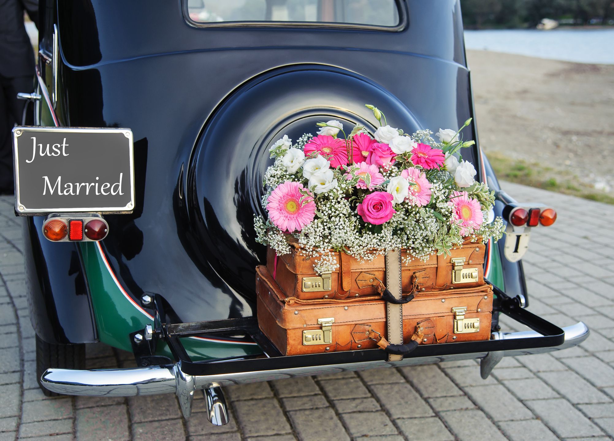 Wedding bouquet on vintage wedding car 