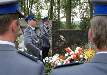 Kwiaty na grobie gen. Papały w rocznicę jego śmierci