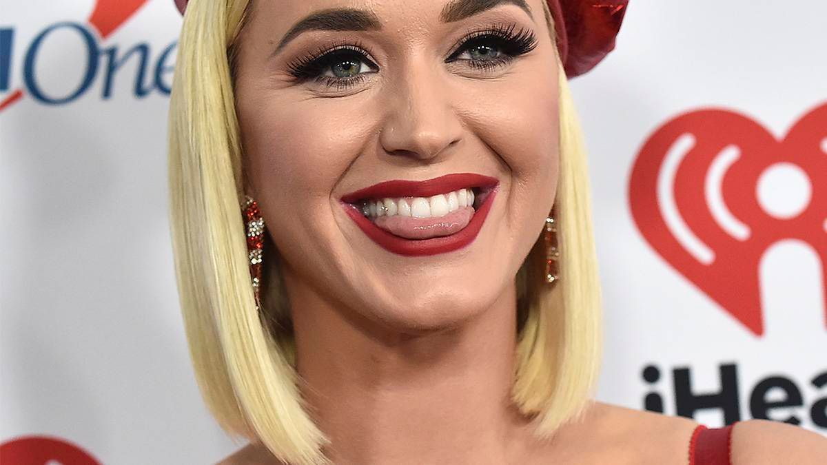 Katy Perry w ciąży zajada się korniszonami. Jest bez makijażu i z dużym brzuszkiem. Kapitalne foto