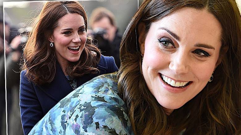 Księżna Kate w granatowym płaszczu i sukience w kwiatki