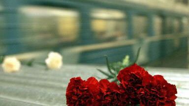 Kwiaty dla ofiar zamachu