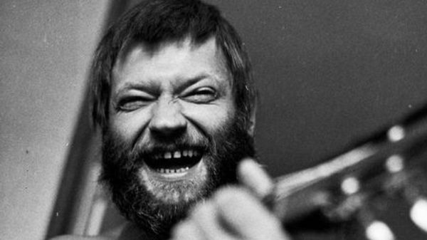 Maciej Zembaty w pokoju hotelu "Cristal" podczas wywiadu zagrał mini koncert, Białystok 1980 r.
