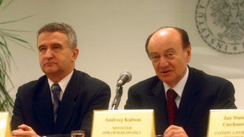 Prezes Instytutu Pamięci Narodowej Leon Kieres i minister sprawiedliwości Andrzej Kalwas