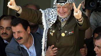 Izraelski przywódca Jaser Arafat pozdrawia swych zwolenników