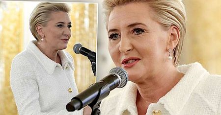 Agata Duda jak z katalogu Chanel na uroczystej konferencji. Już sama marynarka jest hitem