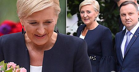 To najlepsza stylizacja Agaty Dudy? Jej granatowy płaszczyk jest prześliczny