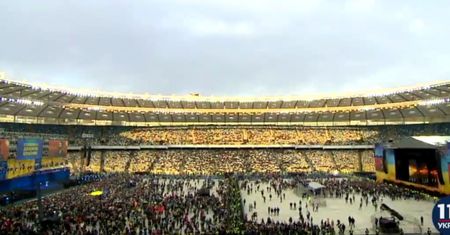 Debata prezydencka na Ukrainie. Stanęli na dwóch krańcach stadionu