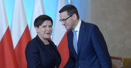 Szydło przyznała więcej nagród Morawieckiemu. Mamy dokumenty!