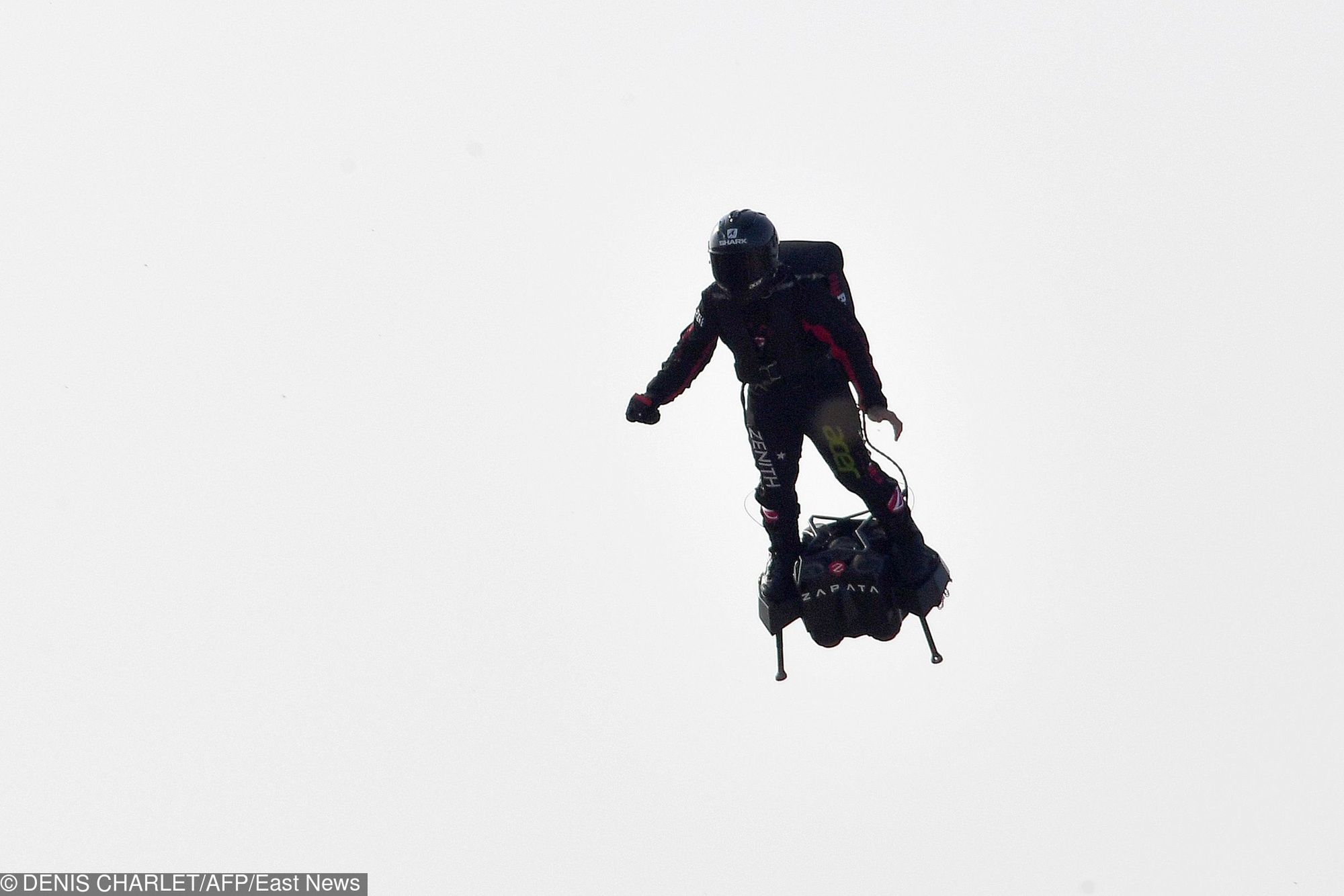 Franky Zapata podczas lotu flyboardem