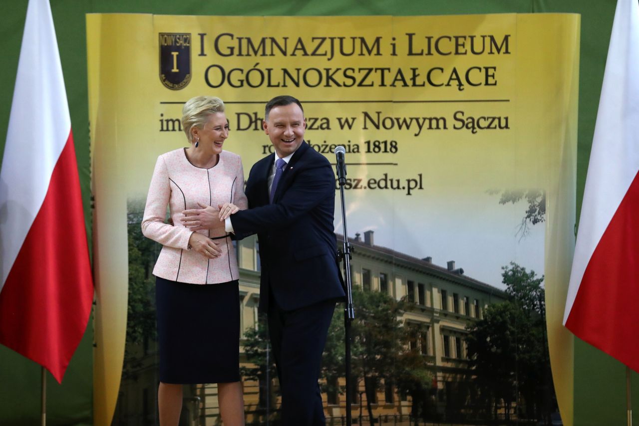 Prezydent Andrzej Duda w wyśmienitym humorze. Żart z Emmanuela Macron rozbawił wszystkich
