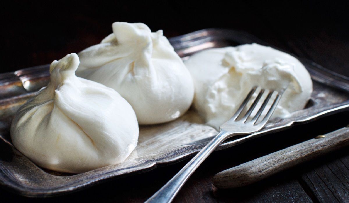 Burrata to ser, który wygląda jak jajko w koszulce - Pyszności; fot. Adobe Stock