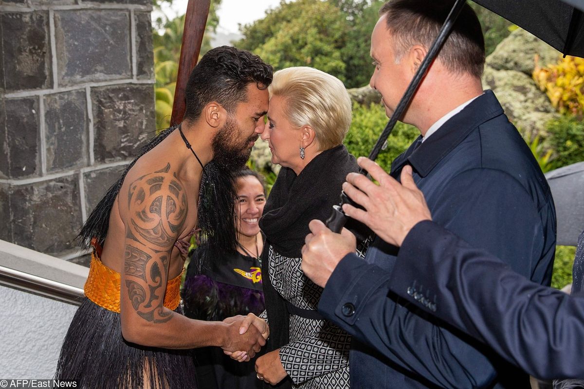 Agata Duda ciepło witała się z przystojnym maoryskim wojownikiem. Przyglądał się temu prezydent