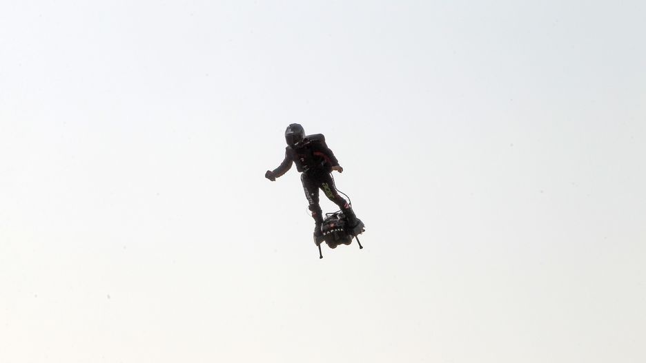 Franky Zapata przeleciał na flyboardzie kanał La Manche