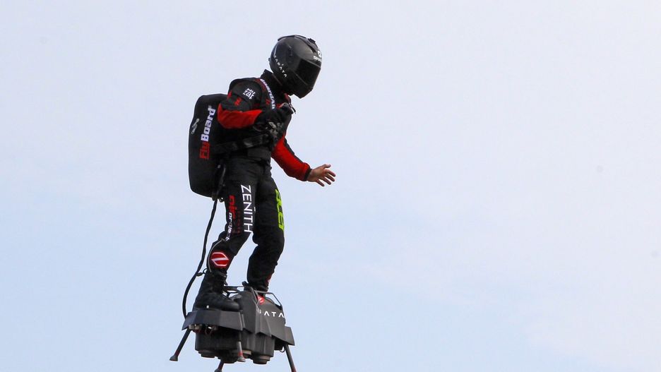 Francja. Franky Zapata podczas lotu flyboardem 