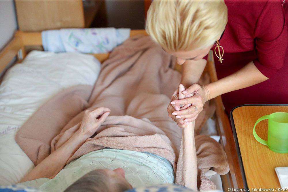 Agata Duda w bordowej kreacji spotkała się z emerytami w Jaworznie