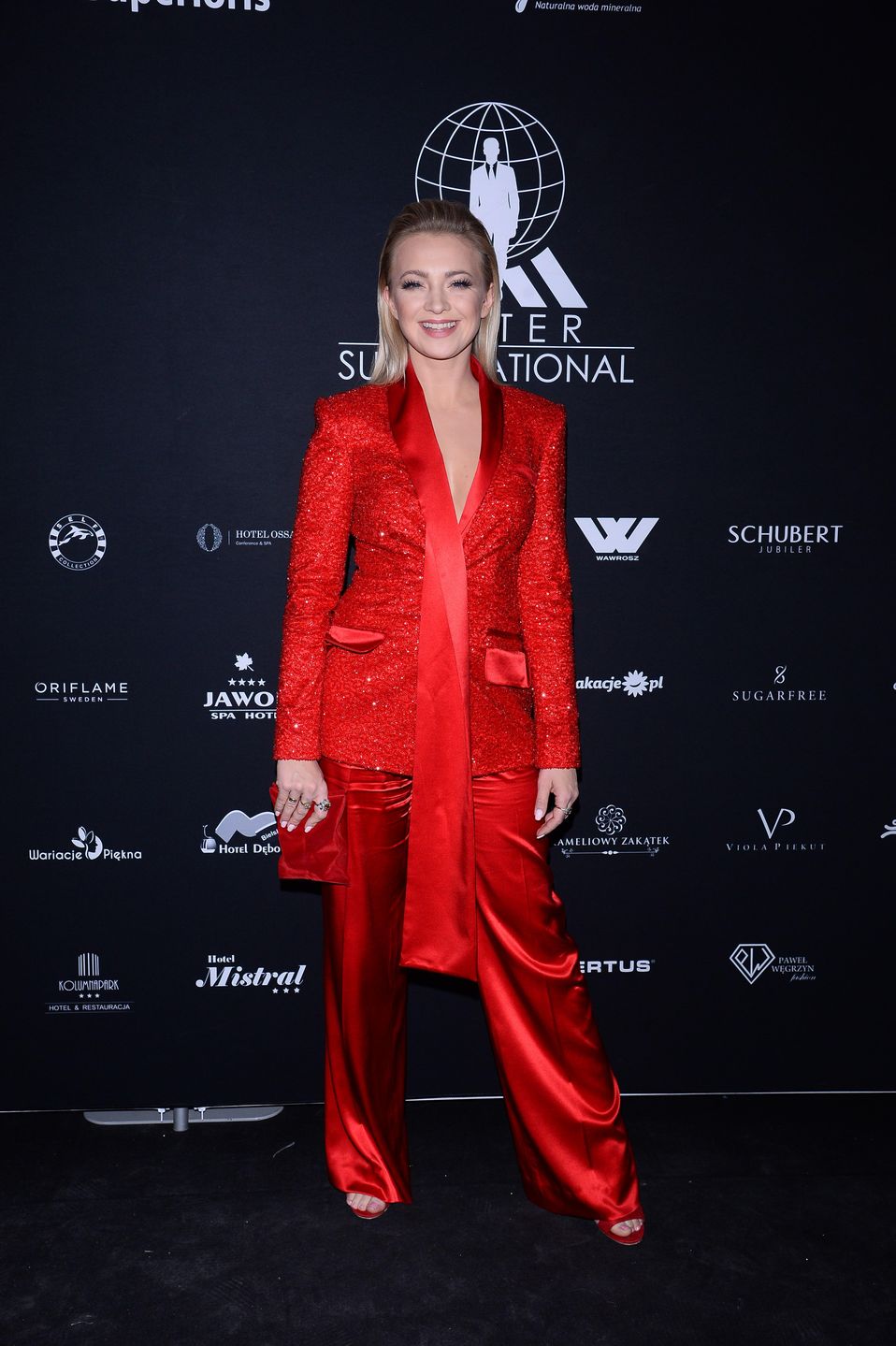 Miss Polski 2019. Barbara Kurdej-Szatan w czerwonym garniturze 