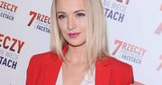 Basia Kurdej-Szatan w supermodnym zestawie. Do czerwonego garnituru dobrała szpilki Wojas ze złotym akcentem