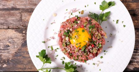 Tatar wołowy kontra "Żony Hollywood". Przysmak z "MasterChefa" zrobił furorę