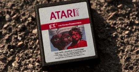 Ta gra była tak słaba, że ją… zakopano? Niezwykła historia “E.T.” i upadku Atari