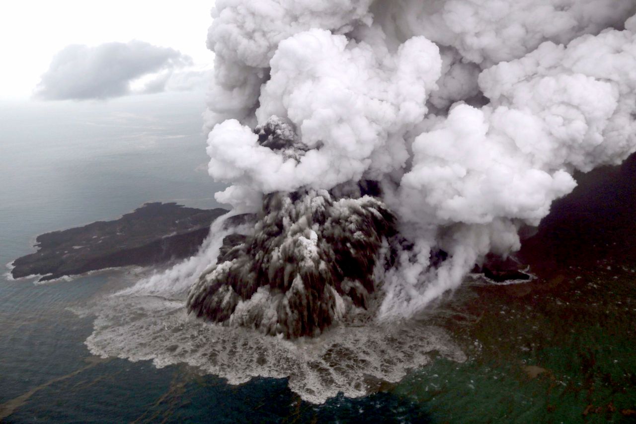 Erupcja Anak Krakatau trwa. Trasy lotów samolotów zmienione